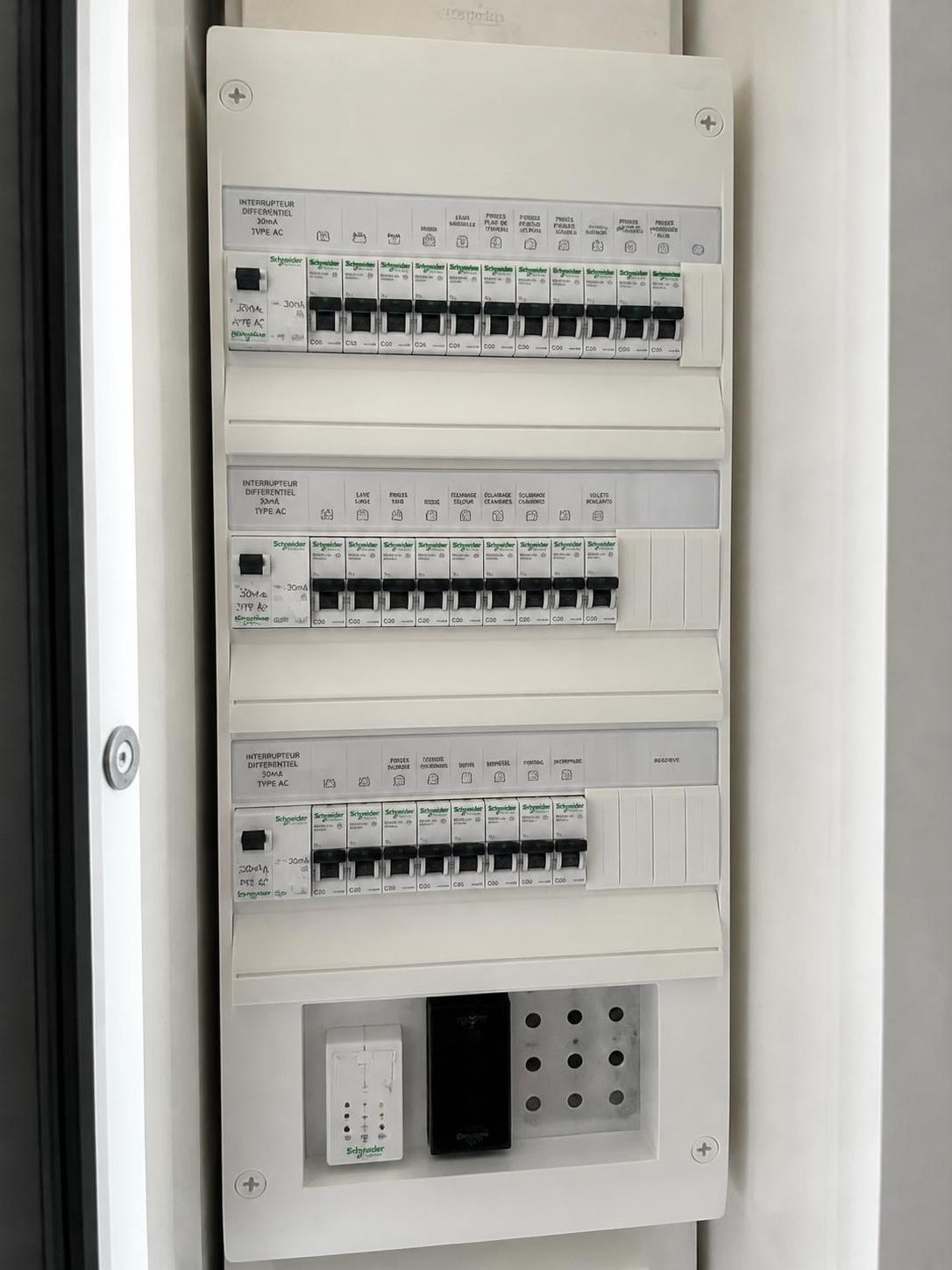 découvrez le guide essentiel de la norme nfc 15-100 pour maîtriser l'électricité en toute sécurité. comprenez les règles, les bonnes pratiques et assurez la conformité de vos installations électriques.